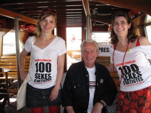 צילום של האמן וחברות עם חולצת הפרויקט